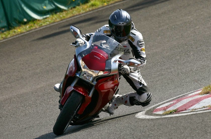 motorcycle-cornering-track-1014.jpg